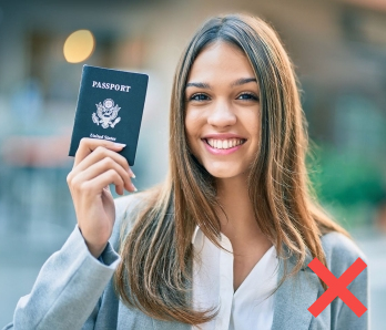 Ang pagbukas ng bibig ay ipinagbabawal sa larawan ng pasaporte ng US